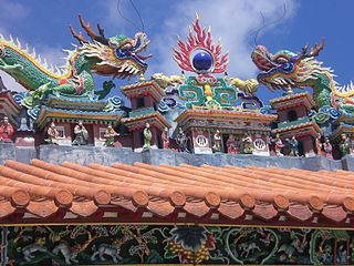Dragons on the roof of the Imperial Temple (photo by Hauwah)